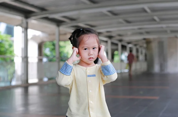 可爱的小女孩关闭她的耳朵 握住她的手捂着耳朵不听 — 图库照片