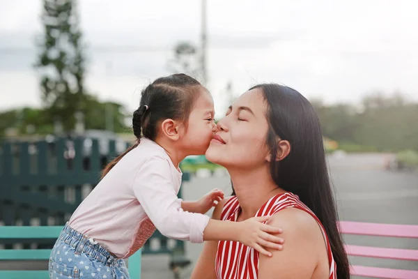 Mutlu Sevgi Dolu Aile Sarılma Öpüşme Anne Çocuk Kız — Stok fotoğraf