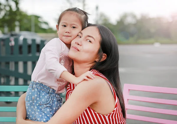 Keluarga Yang Bahagia Ibu Dan Anak Gadis Memeluk Dan Mencium — Stok Foto