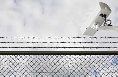 Cctv kamera hapishanede izleme. Güvenlik kamera arkasında dikenli tele hapishane duvarları gergin.