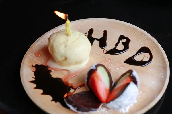 Kleine Verjaardag Ijstaart Met Hbd Ondertekenen Houten Plaat — Stockfoto