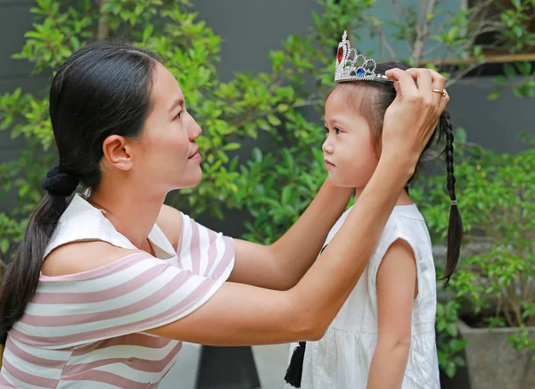 Moeder Hoofd Van Meisje Tuin Zetten Princess Crown Speelgoed — Stockfoto