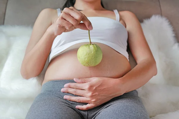 Κρατώντας Γκουάβα Στην Κοιλιά Της Εγκύου Δίαιτα Έννοια Υγιεινός Τρόπος — Φωτογραφία Αρχείου