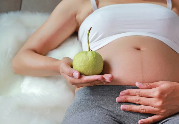 Kobieta Ciąży Posiadający Guawa Jej Brzuch Pojęcie Diety Zdrowy Styl — Zdjęcie stockowe