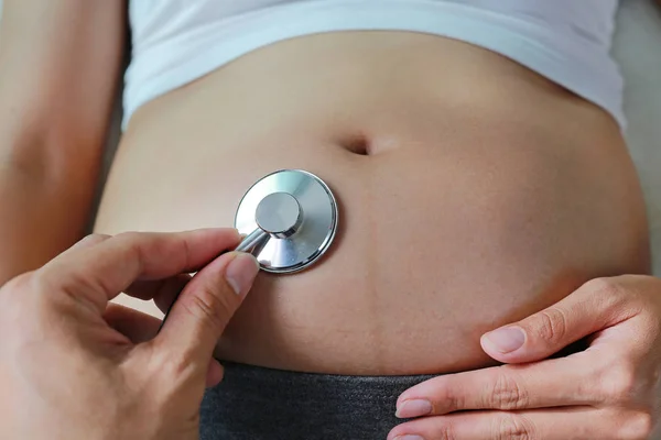 Close Doutor Atentamente Ouvir Barriga Mulher Grávida — Fotografia de Stock