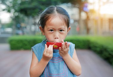 Dragon meyve yiyen küçük kız portresi dilimlenmiş
