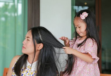 Küçük kız çocuk annesi saçlarını coif.