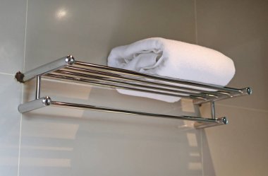 Banyo askı üzerinde beyaz havlu yer