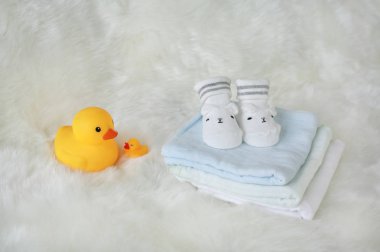 Beyaz kürk arka plan üzerinde yeni doğmuş bebekler için çorap koleksiyonu.