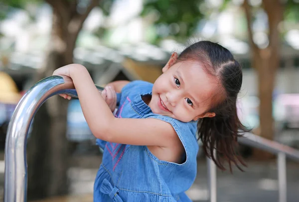 Portret Azjatycki Dziewczynka Figlarny Wiszące Metalowych Schodów — Zdjęcie stockowe