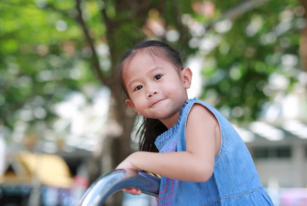 Potret Gadis Asia Kecil Yang Lucu Tergantung Tangga Logam — Stok Foto