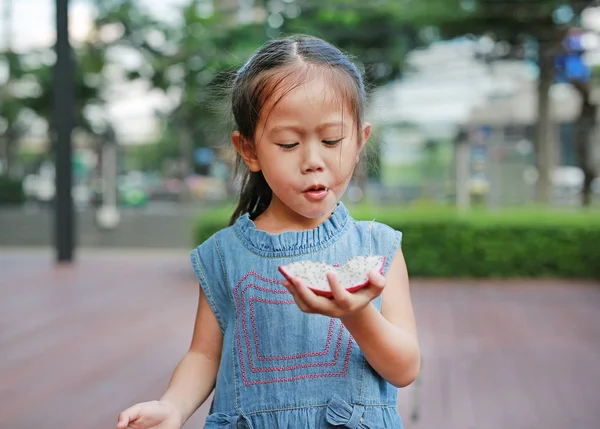 Retrato Niña Comiendo Fruta Dragón Rodajas — Foto de Stock