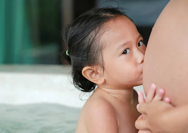 Niña Besando Vientre Mujeres Embarazadas Bañera Hidromasaje —  Fotos de Stock