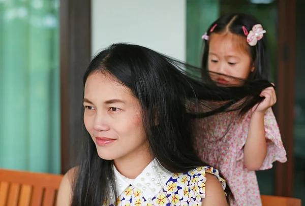 Kind Meisje Coif Haar Moeder Haar — Stockfoto