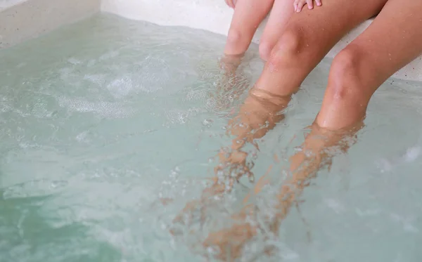 女とともに彼女の娘足で熱いです浴槽ジャグジー — ストック写真