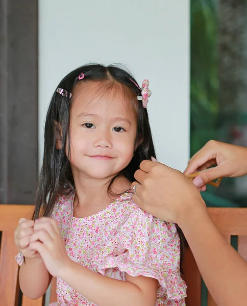 Cuidado Bebê Após Banho Mãe Está Penteando Cabelo Filha — Fotografia de Stock