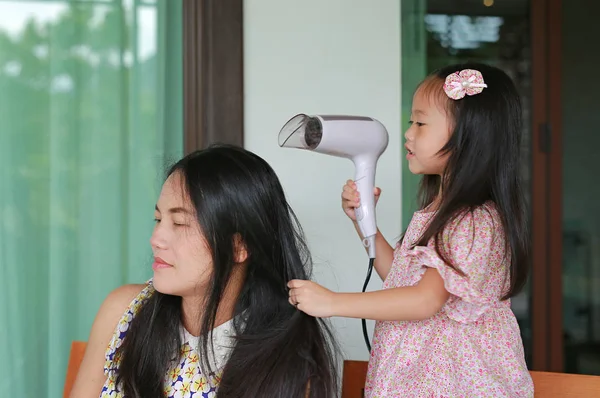 Küçük Çocuk Kız Annesinin Saç Kurutma — Stok fotoğraf