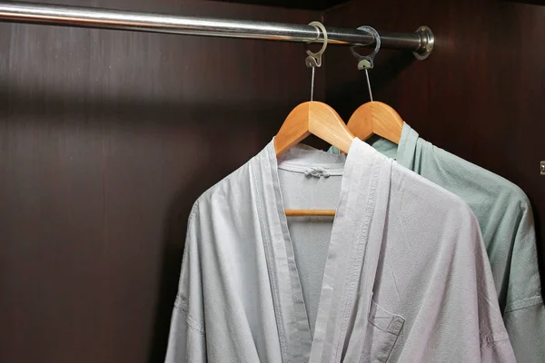 Крупним Планом Сплячий Одяг Висить Шафі — стокове фото