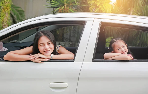 Mutter Und Tochter Auto Reisekonzept — Stockfoto