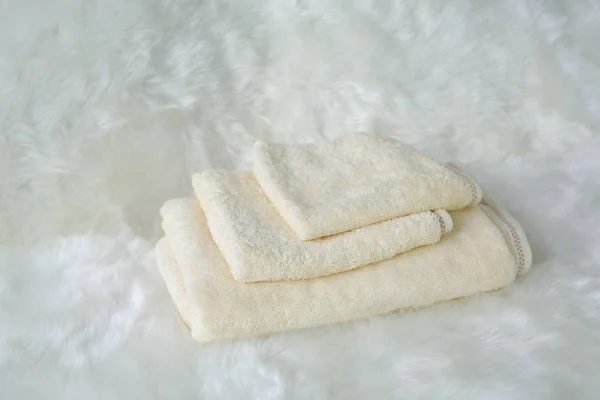 白い毛皮の子供用タオルのセット — ストック写真