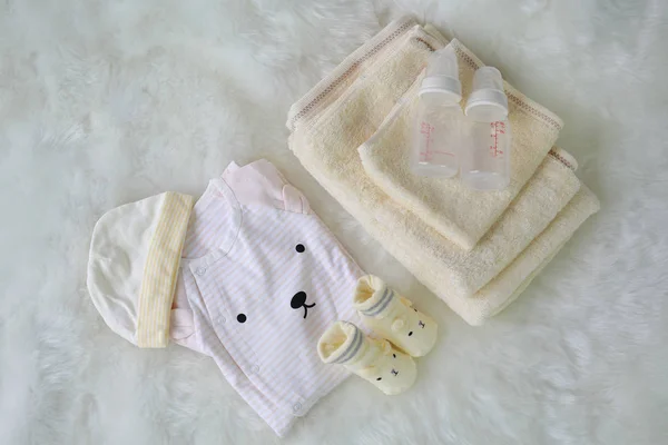 新生児ソックス牛乳瓶と白い毛皮の背景にタオルのボディスーツのコレクション アイテム — ストック写真