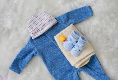 Koleksiyon öğeleri bodysuits çorap beyaz kürk arka plan üzerinde yeni doğan bebekler için