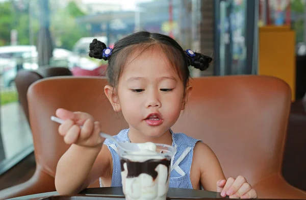 Feliz Chica Asiática Comiendo Helado Café — Foto de Stock