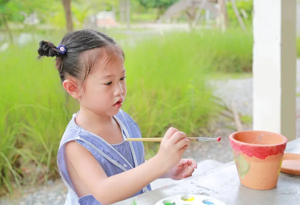 Gros Plan Asiatique Enfant Fille Peinture Sur Terre Cuite Plat — Photo