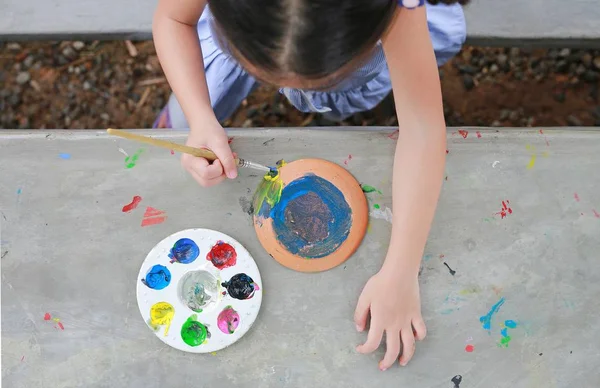 Gros Plan Asiatique Enfant Fille Peinture Sur Terre Cuite Plat — Photo