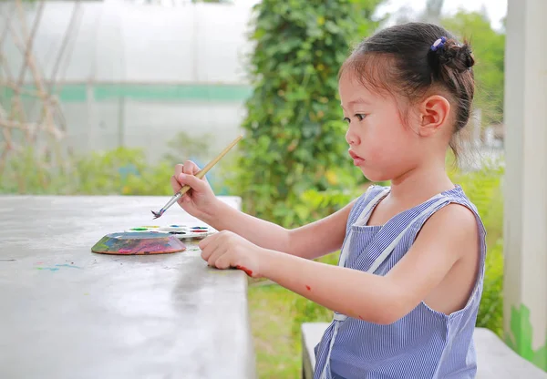 Γκρο Πλαν Ασίας Παιδί Κορίτσι Ζωγραφική Κεραμικό Πιάτο — Φωτογραφία Αρχείου
