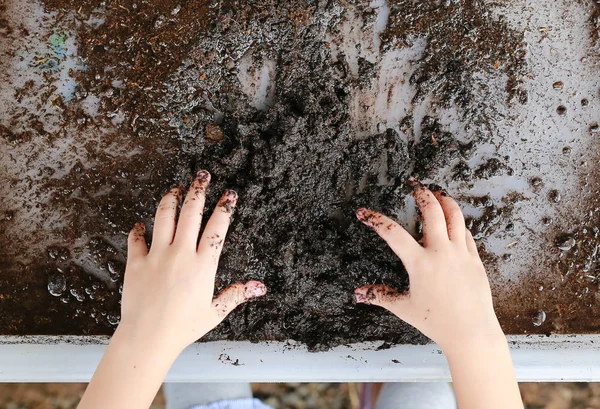 Små Barn Händer Blanda Jorden Med Kompost Plasttråg Plantering Träd — Stockfoto