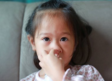 Küçük çocuk kızı ile ağlayan yakın yüzünde ağlamaklı.