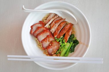 Yumurta noodle kızarmış ördek ve domuz eti ile