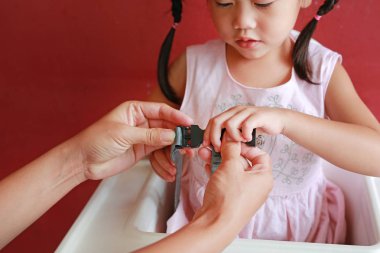 Yüksek sandalye koltuk koruma anne kızı sıkılaştırma emniyet kemeri kullanarak yardım kilitli.