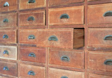 Eski ahşap çekmece açıldı.