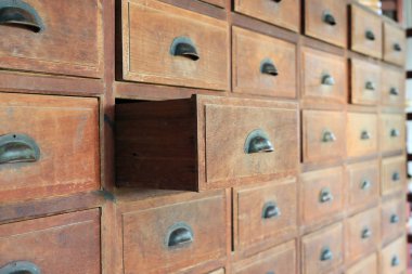 Eski ahşap çekmece açıldı.