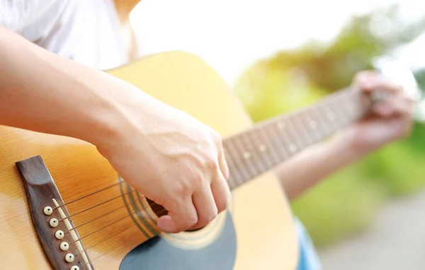 Akustik Gitar Ile Güneş Işınları Açık Oynamaya Yakın Çekim Erkek — Stok fotoğraf