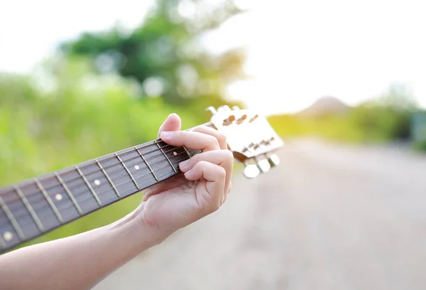 Akustik Gitar Ile Güneş Işınları Açık Oynamaya Yakın Çekim Erkek — Stok fotoğraf
