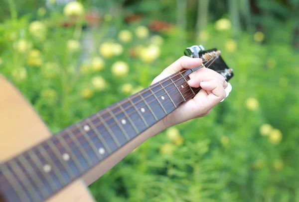 Yakın Çekim Erkek Doğal Akustik Gitar Çalmaya Eller — Stok fotoğraf