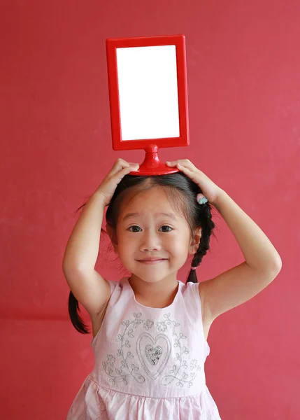 Очаровательная Маленькая Азиатская Девочка Пустой Доской Голове Фоне Красной Стены — стоковое фото
