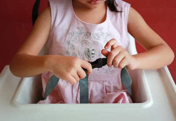 Close Kind Zittend Kinderstoel Stoel Met Het Vastmaken Van Veiligheidsgordel — Stockfoto