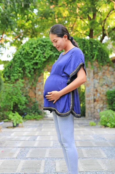 Schöne Schwangere Frau Berührt Ihren Bauch Grünen Sommergarten Mit Blick — Stockfoto
