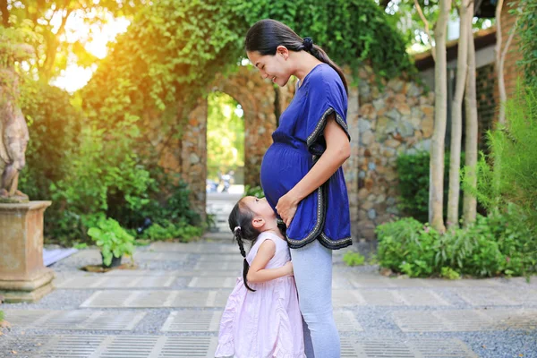 Little Cute Girl Embracing Her Pregnant Mother Garden — Stock Photo, Image