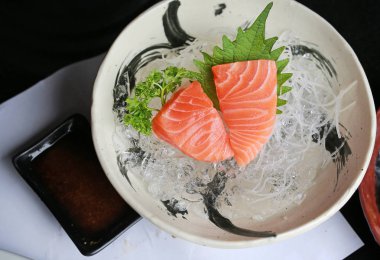 Japon tarzı taze somon balığı buz üzerinde hizmet.