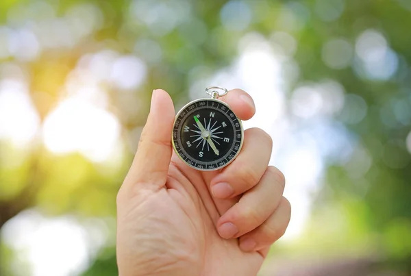 Hand Hält Einen Kompass Vor Dem Hintergrund Der Natur — Stockfoto