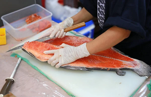 Chef Japonés Restaurante Rebanando Pescado Crudo Para Sushi Salmón Chef — Foto de Stock