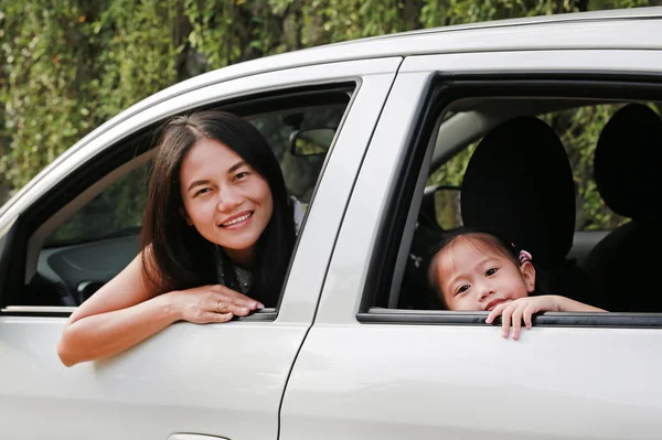 Feliz Joven Mujer Pequeña Niña Sentada Coche —  Fotos de Stock