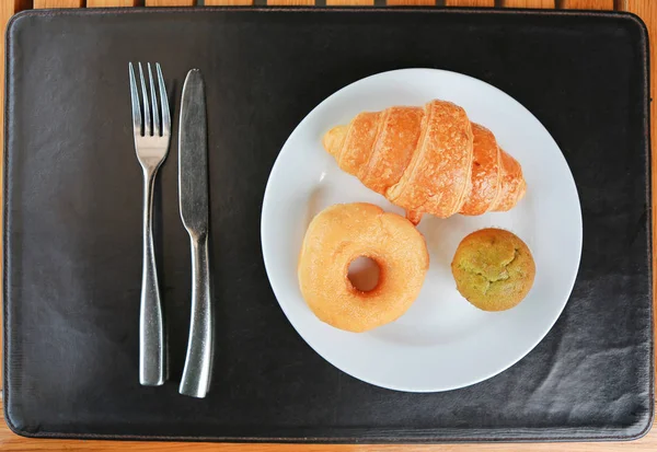 Croissant Brotblech Und Muffin Weißem Teller — Stockfoto