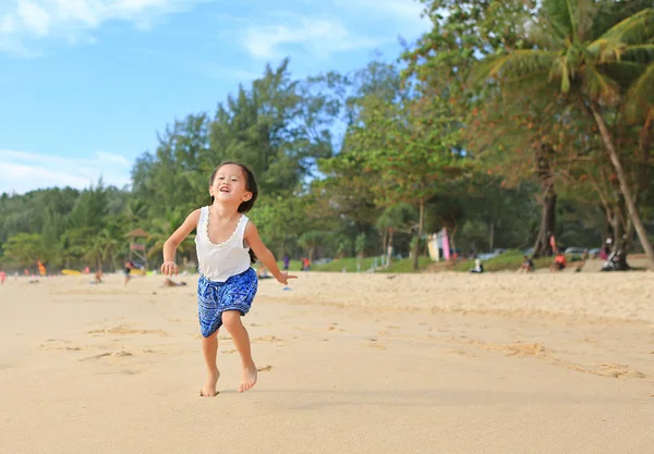 Счастливая Маленькая Девочка Бегает Пляжу Летнее Время — стоковое фото