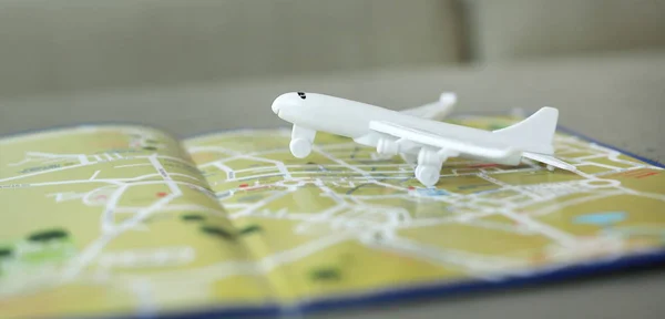 Primer Plano Miniatura Avión Pasajeros Volando Mapa Enfoque Avión — Foto de Stock